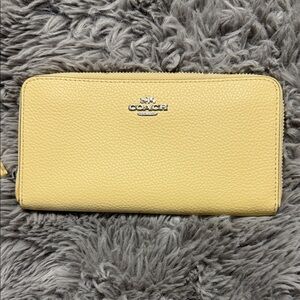 Coach wallet. Excellent condition.